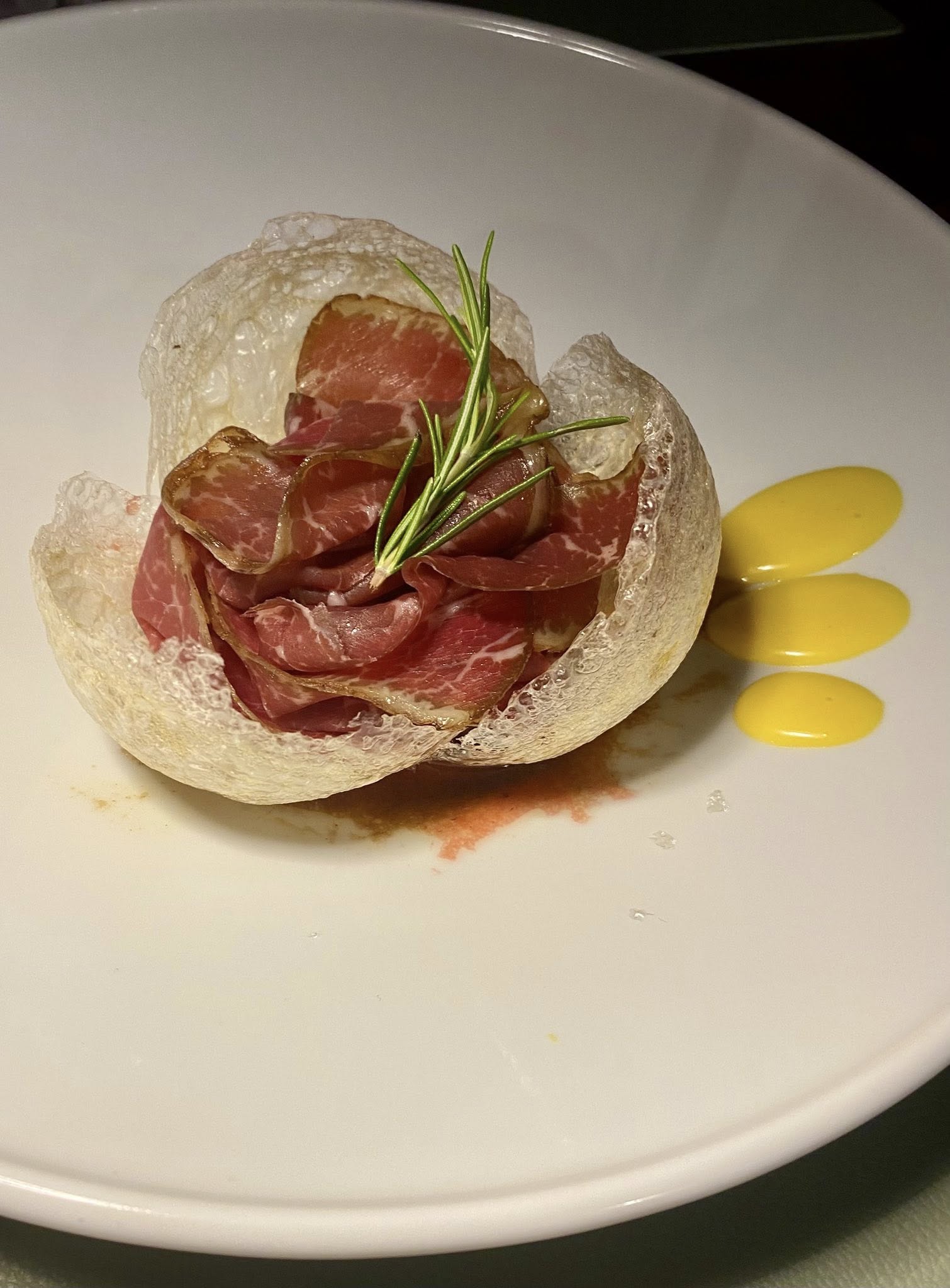 Bocconi Ristorante e Pizzeria - carpaccio di Black Angus affumicato, Vinaigrette al Lampone, Pane Cristallo
