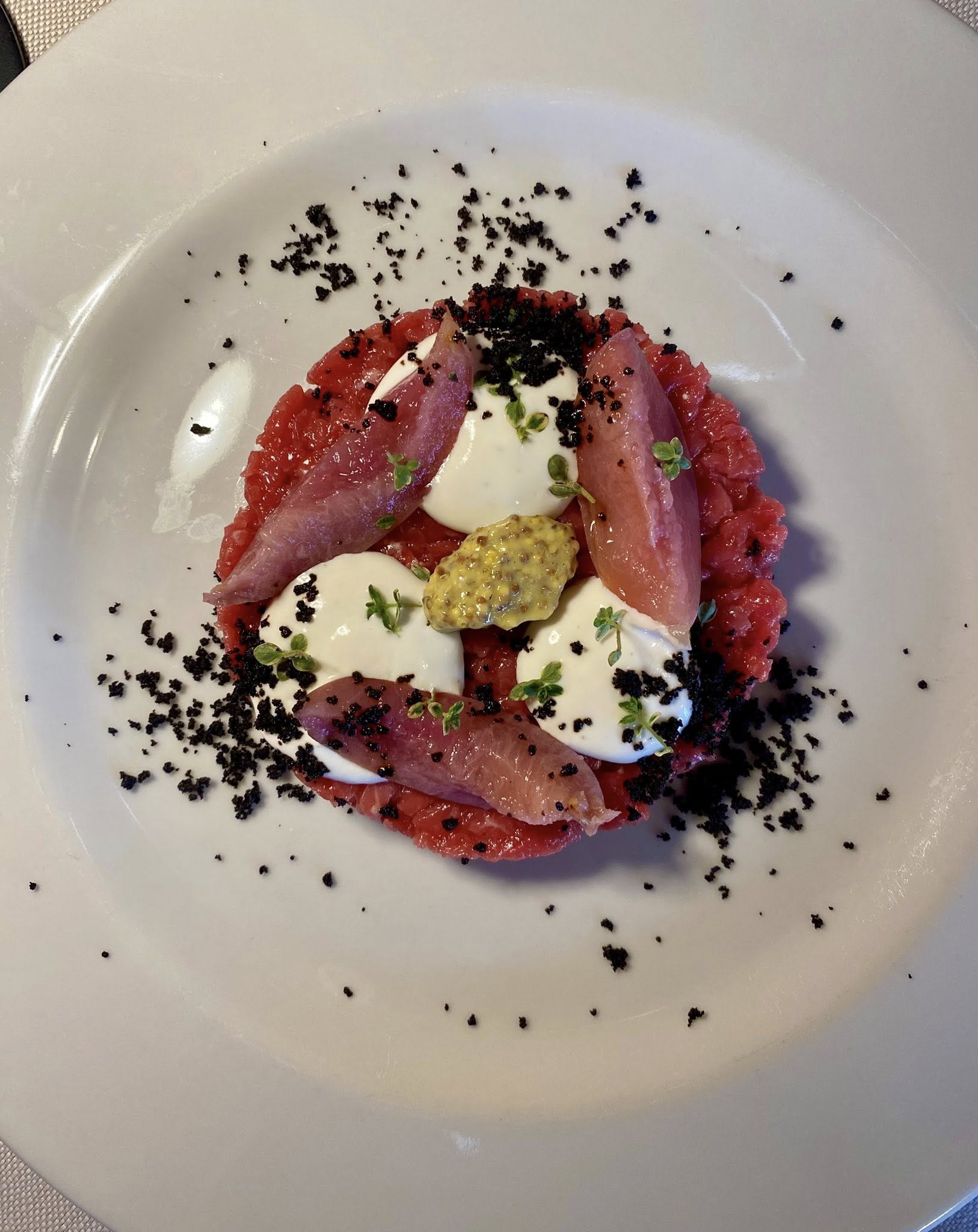Bocconi Ristorante e Pizzeria - tartare al naturale con pesche lattofermentate, burrata, senape in grani, timo limone e terra di olive nere